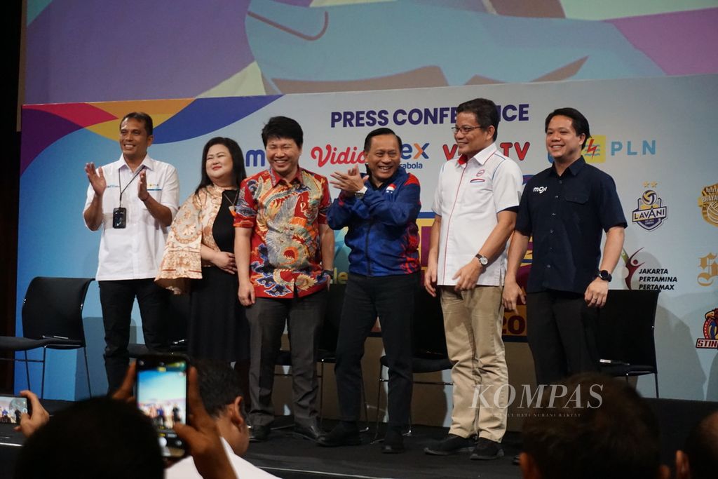 Ketua Umum Pengurus Pusat Persatuan Bola Voli Seluruh Indonesia Imam Sudjarwo (tiga dari kiri) dan Wakil Direktur Proliga Reginald C Nelwan (dua dari kiri) dalam konferensi pers Proliga 2024 di Jakarta, Senin (22/4/2024).