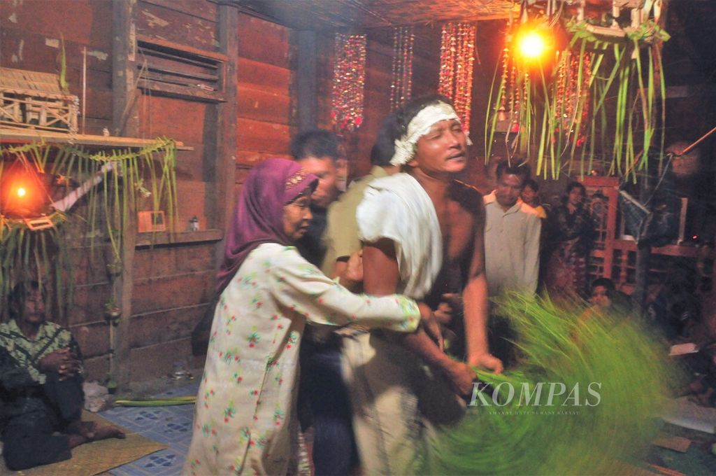 Seorang dukun menjalankan <i>besale</i>, ritual pengobatan di suku Batin Sembilan, Kabupaten Batanghari, Jambi, 2011.