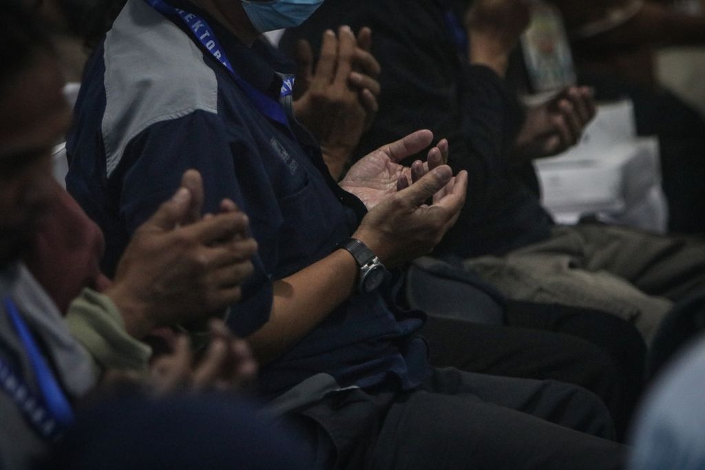 Former terrorism convicts pray before breaking their fast during a friendly gathering with the Special Detachment 88 Anti-Terror Police in Bogor Regency, West Java, Friday (7/4/2023).