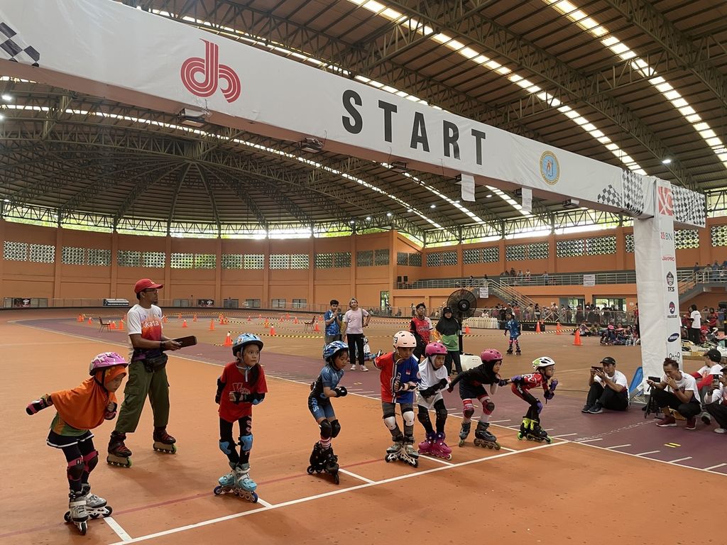 Peserta lomba <i>speed</i> 200 meter Jakarta Inline Freestyle Challenge 2023 bersiap di garis start, di Jakarta International Roller Track Arena, Sunter, Jakarta Utara, Minggu (28/5/2023).