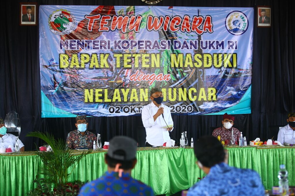 Menteri Koperasi dan Usaha Kecil Menengah Teten Masduki (tiga dari kiri) berdialog dengan para nelayan di Pelabuhan Muncar, Banyuwangi, Jumat (2/10/2020). Pemerintah mendorong tumbuhnya koperasi di sektor perikanan yang saat ini jumlhanya hanya 7 persen dari total koperasi se Indonesia yang mencapai 123.000 koperasi namun jumlah koperasi di sektor perikanan hanya 7 persen.