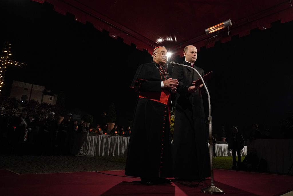 Vikaris Jenderal Kardinal Angelo De Donatis (kiri) memimpin Via Crucis (Jalan Salib) di depan Koloseum pada Jumat Agung, di Roma, Italia, Jumat (29/3/2024). 
