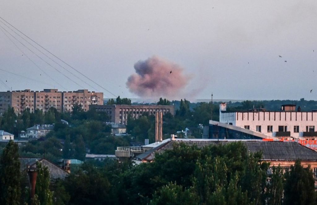 Asap mengepul setelah penembakan di Donetsk, di tengah aksi militer Rusia yang sedang berlangsung di Ukraina, 13 Juni 2022. 