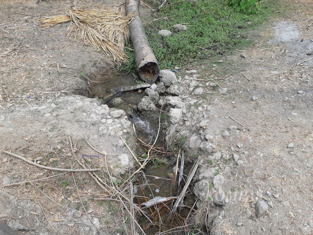 Air kali yang masih tersisa di Desa Tanah Merah, Kabupaten Kupang, Nusa Tenggara Timur, pada Selasa (3/10/2023). Semua kali dan sungai di daerah itu mengalami penurunan debit.