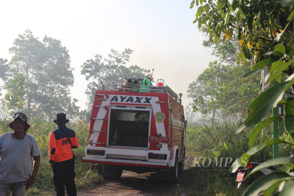 Mobil pemadam dikerahkan untuk memadamkan kebakaran lahan gambut di Sungai Raya Dalam, Kecamatan Sungai Raya, Kabupaten Kubu Raya, Kalimantan Barat, Jumat (10/2/2023).