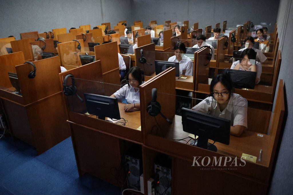 Murid menggarap soal ujian Asesmen Standardisasi Pendidikan Daerah (ASPD) di SMP Stella Duce 1, Gedongtengen, Yogyakarta, Senin (13/5/2024). 