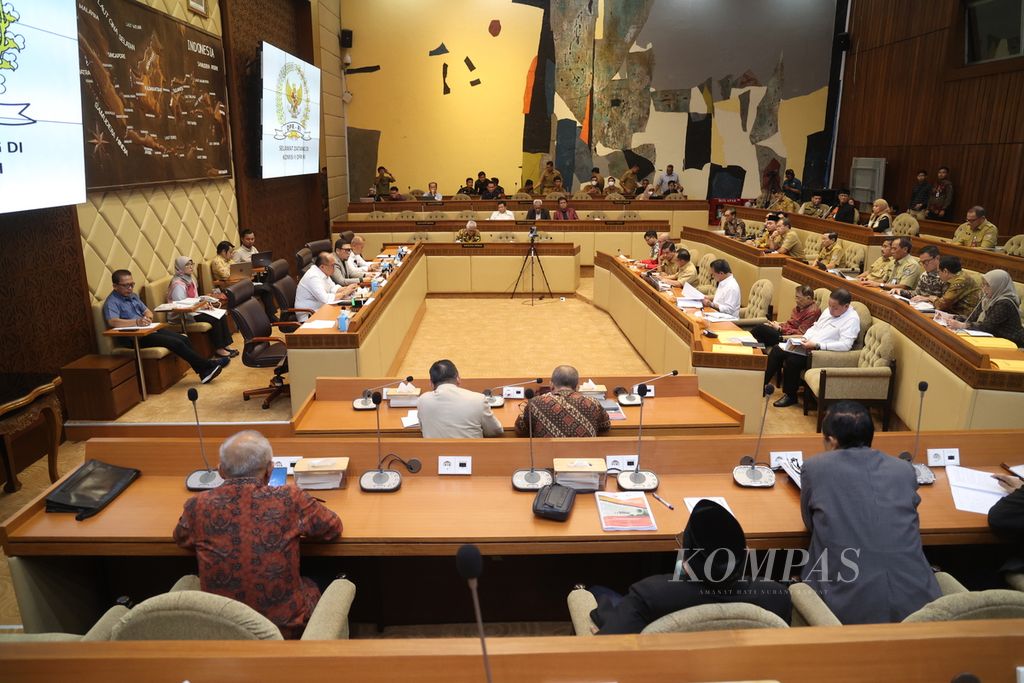 Suasana rapat kerja Komisi II DPR dengan Menteri Dalam Negeri, Komisi Pemilihan Umum, Badan Pengawas Pemilu, dan Dewan Kehormatan Penyelenggara Pemilu di Kompleks Parlemen, Senayan, Jakarta, Senin (25/3/2024).