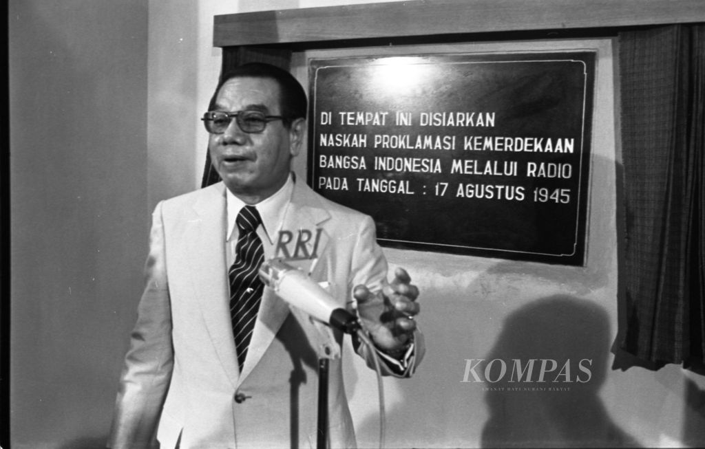 Mohammad Jusuf Ronodipuro (1980), penyiar naskah proklamasi di RRI Jakarta.