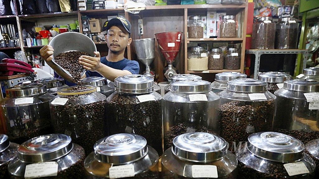 Pedagang menambah stok biji kopi di Toko Dunia Kopi, Pasar Santa, Jakarta Selatan, Rabu (29/8/2018).