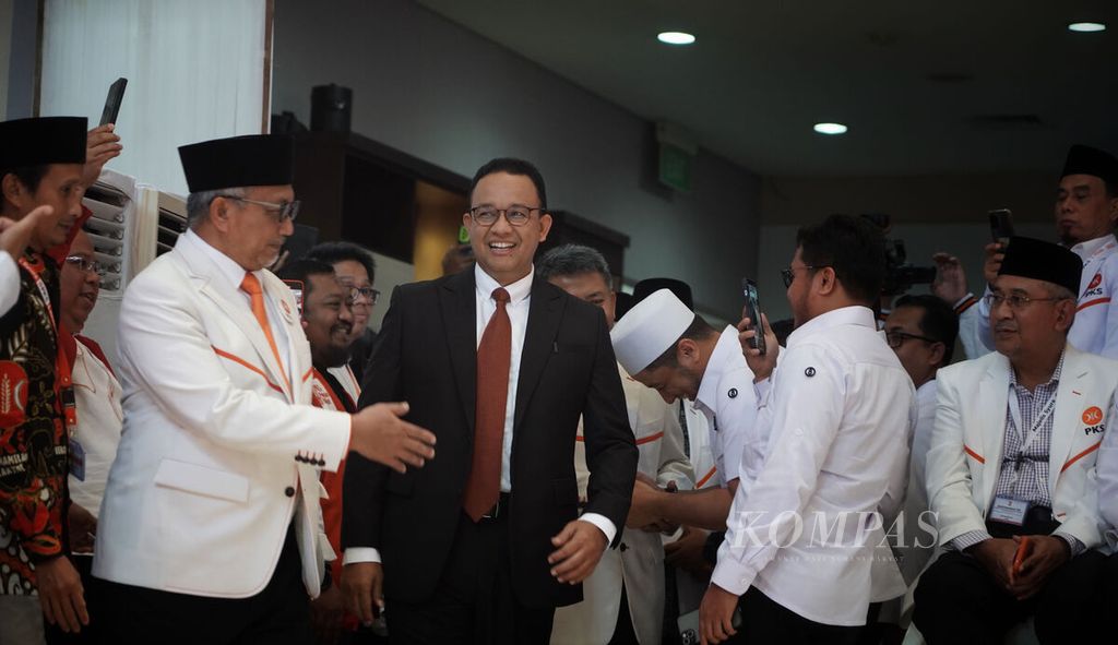 Presiden PKS Ahmad Syaikhu (kiri) berjalan bersama Anies Baswedan (kanan) di Kantor DPP Partai Keadilan Sejahtera (PKS), Jakarta, Kamis (23/2/2023). 