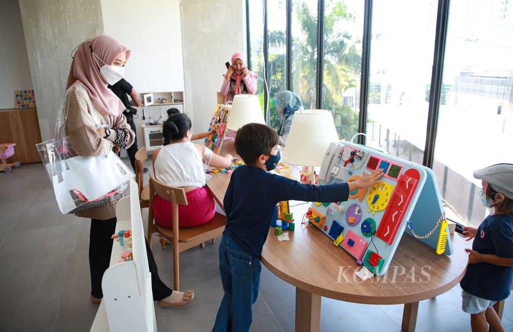 Orangtua mendampingi anak mereka yang bermain di Perpustakaan Jakarta di Taman Ismail Marzuki (TIM) Cikini, Jakarta Pusat, Jumat (8/7/2022).