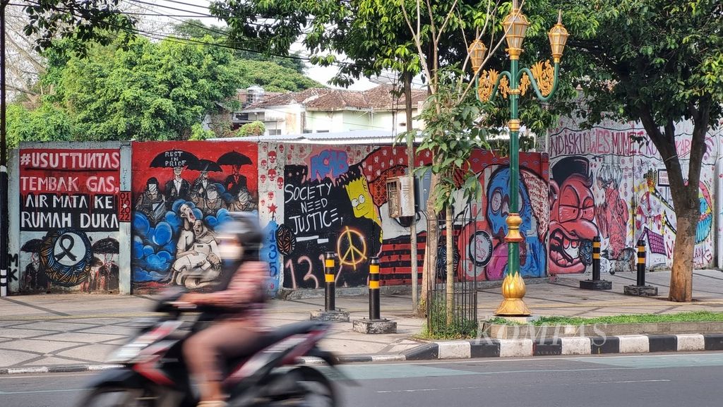 Sejumlah mural menghiasi tembok di kawasan Kayutangan, Malang, Jawa Timur, Jumat (25/7/2023), yang menuntut pengusutan tuntasa terhadap Tragedi Kanjuruhan. Tragedi itu tercipta seusai laga Arema kontra Persebaya Surabaya, 1 Oktober 2022.