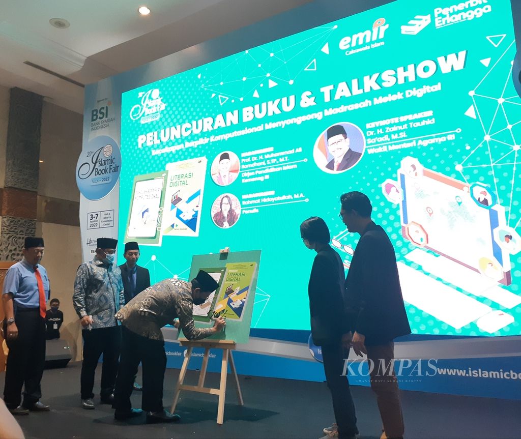 Peluncuran buku berjudul <i>Panduan Literasi Digital bagi Guru Madrasah </i>dan <i>Panduan Berpikir Komputasional bagi Guru Madrasah</i>, kerja sama Kementerian Agama dan Penerbit Erlangga, untuk memperkuat kompetensi guru dalam pembelajaran digital. Peluncuran buku ditandai dengan penandatanganan buku oleh Wakil Menteri Agama Zainut Tauhid Saadi di panggung utama acara Islamic Book Fair di Jakarta, Kamis (4/8/2022) malam.