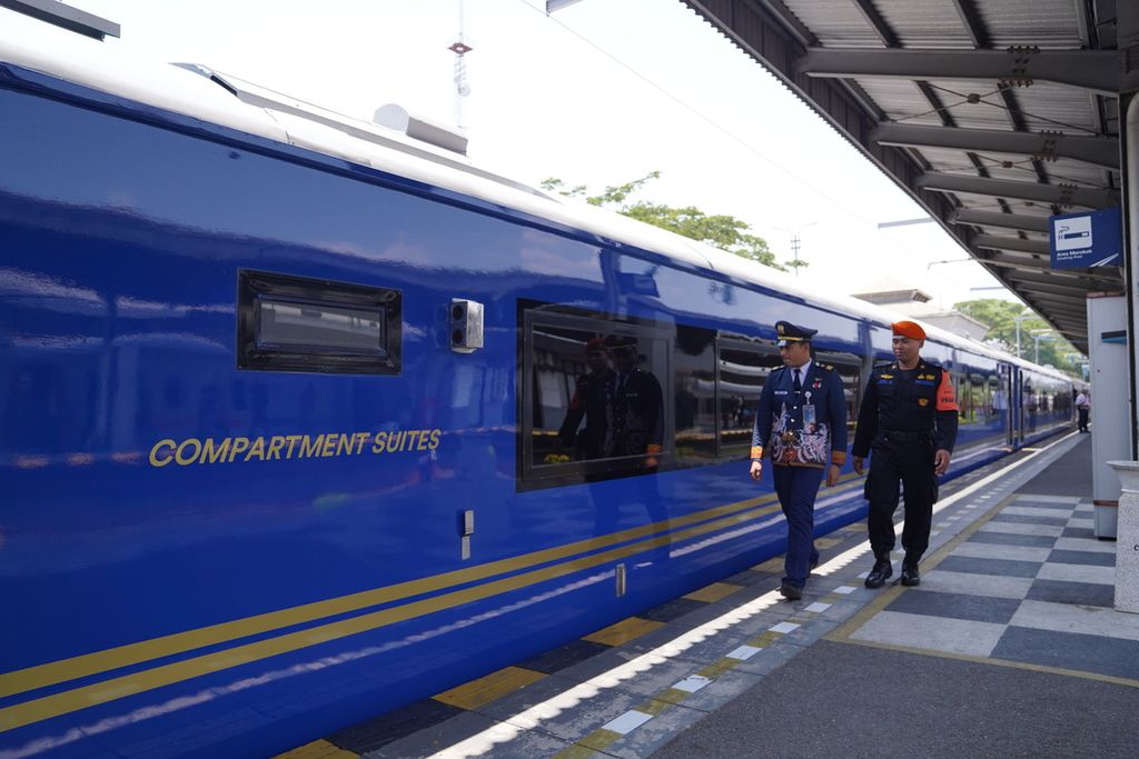 Nofian Rachmansyah (kiri), kondektur Kereta Api Indonesia, dan Ari Suhendri, polisi khusus kereta api Daerah Operasi 1 Jakarta, di samping rangkaian kereta dengan rute Jakarta-Cirebon, Rabu (4/10/2023). Kereta <i>suite class compartment</i> ini adalah inovasi kereta mewah terbaru dari PT KAI yang akan diluncurkan pada pertengahan Oktober 2023.