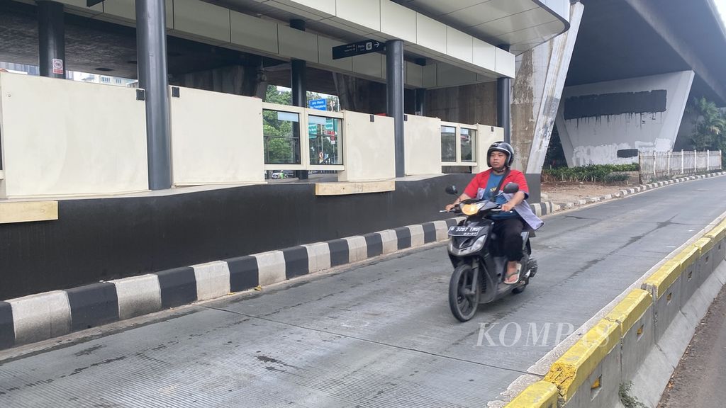 Pengemudi kendaraan roda dua melintasi jalur bus Transjakarta di Halte Petamburan, Kamis (25/4/2024).