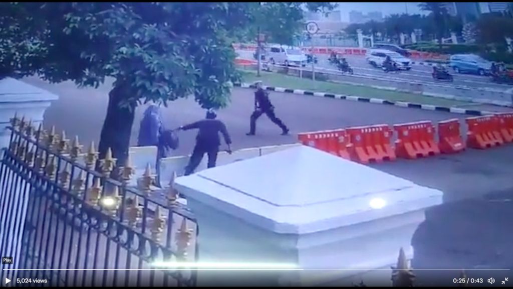 Tangkapan layar pada video yang beredar di media sosial menunjukkan anggota Pasukan Pengamanan Presiden (Paspamres) berupaya menangkap perempuan bersenjata api rakitan yang mencoba menerobos Istana Merdeka, Jakarta, pada Selasa (25/10/2022) pukul 07.00,
