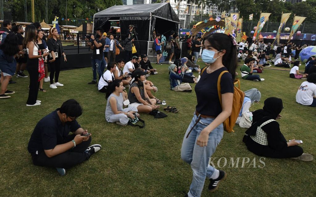 The audience, mostly young people, enjoyed music at the Joyland Festival 2022 at the Gelora Bung Karno Softball Stadium, Jakarta, Friday (4/11/2022).