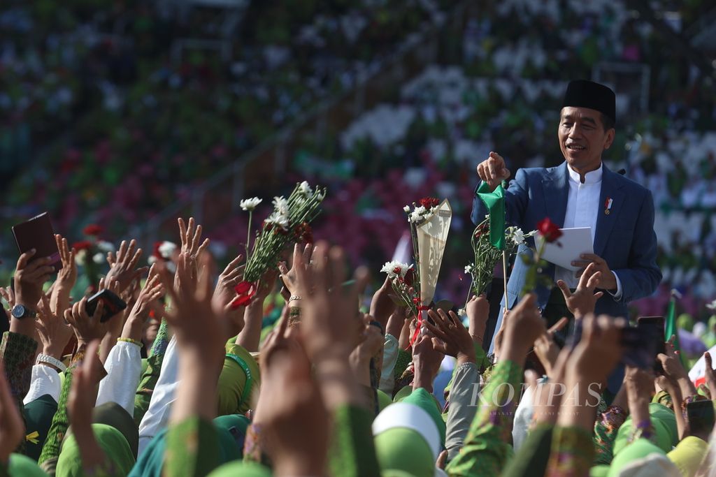 Presiden Joko Widodo berdialog dengan anggota Muslimat Nahdlatul Ulama saat mengikuti Hari Lahir (Harlah) Ke-78 Muslimat Nahdlatul Ulama di Stadion Gelora Bung Karno, Jakarta, Sabtu (20/1/2024). 