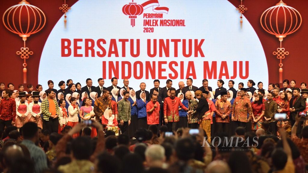 Presiden Joko Widodo didampingi para menteri Kabinet Indonesia Maju berfoto bersama para pengisi acara dan panitia Perayaan Imlek Nasional 2020 di Indonesia Convention Exhibition (ICE), Tangerang, Banten, Kamis (30/1/2020).
