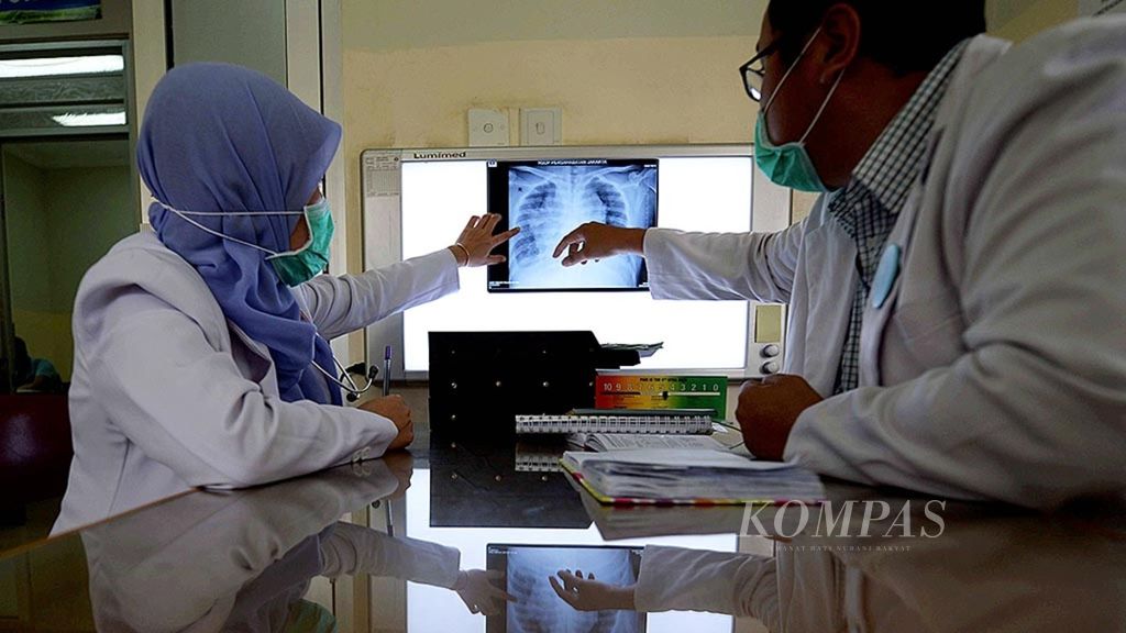 Petugas medis menganalisis rontgen kanker paru pasien yang menjalani perawatan di Klinik Paru RSUP Persahabatan, Jakarta.