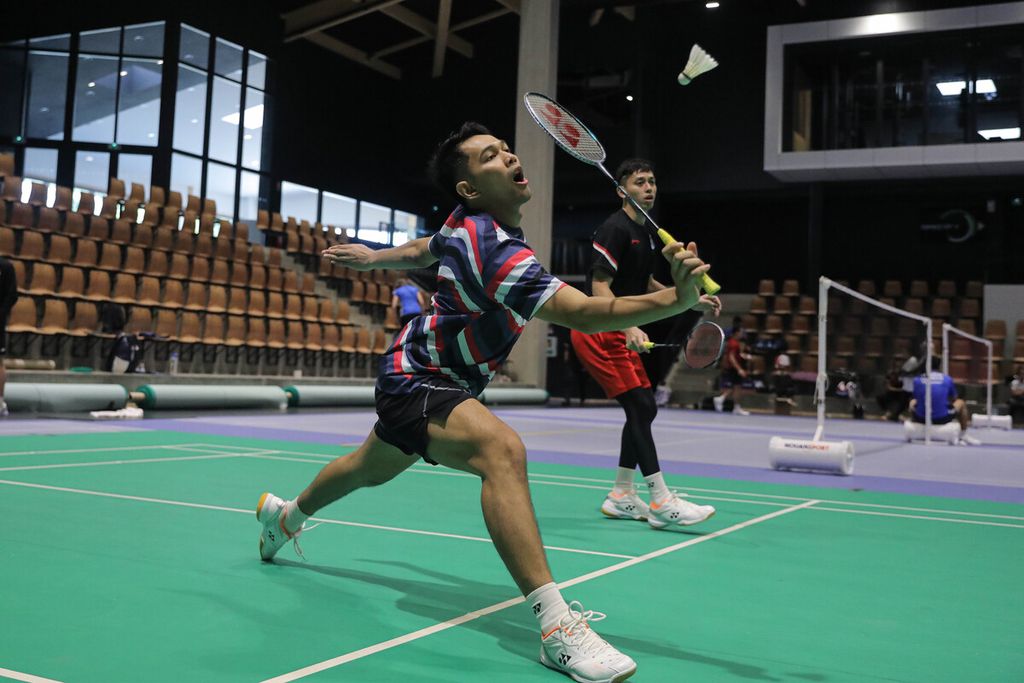 Fajar Alfian/Muhammad Rian Ardianto berlatih di Chambly, Perancis, Kamis (18/7/2024). Mereka menjadi satu-satunya wakil ganda putra Indonesia pada Olimpiade Paris 2024.