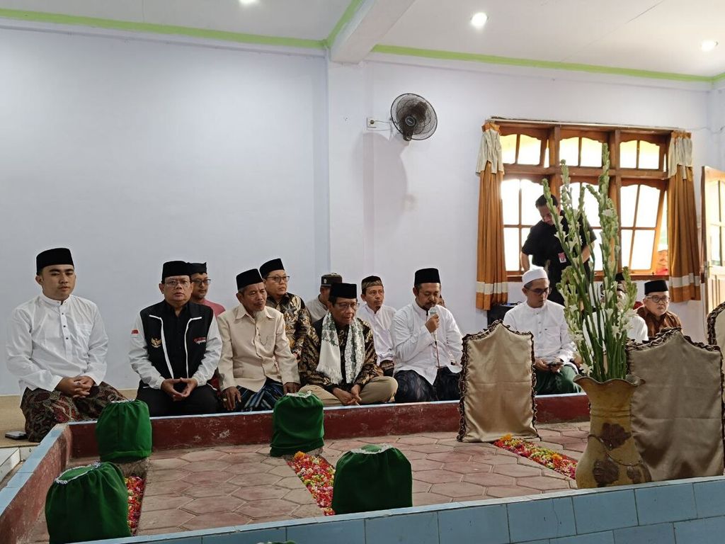Calon wakil presiden nomor urut 3 Mahfud MD berziarah makam pendiri Pondok Pesantren Bustanul Makmur, Genteng, Banyuwangi, Jawa Timur, Jumat (29/12/2023).
