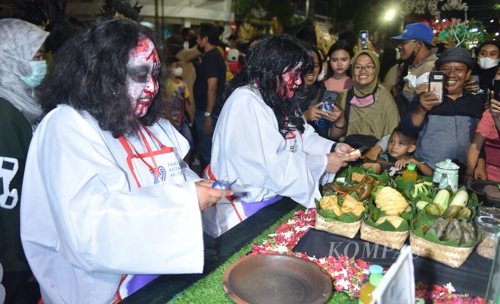 Peserta dengan tema horor membuat rujak saat Festival Rujak Uleg di Jalan Kembang Jepun, Kota Surabaya, Jawa Timur, Minggu (22/5/2022). Setelah vakum dua tahun akibat pandemi, Festival Rujak Uleg menyambut HUT Ke-729 Kota Surabaya kembali dilakukan. 
