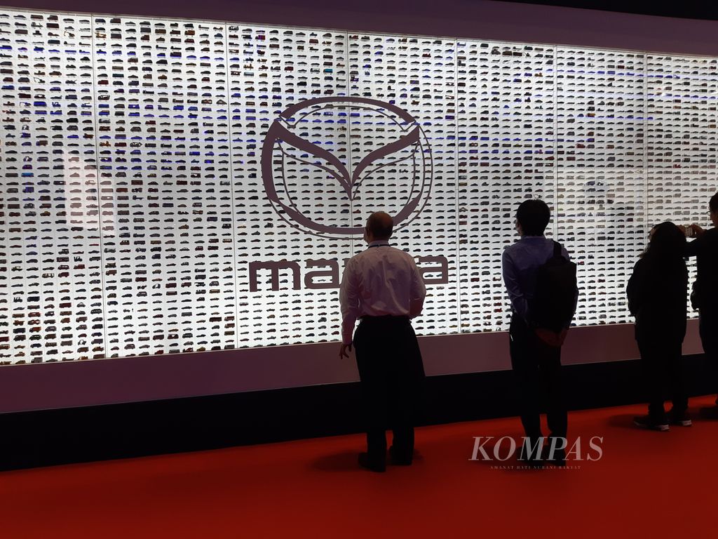 Pengunjung mengamati kumpulan koleksi ribuan mobil-mobilan <i>die-cast</i> Tomica yang dipajang di etalase Mazda, di Japan Mobility Show 2023, Tokyo, Jepang, Rabu (25/10/2023). 