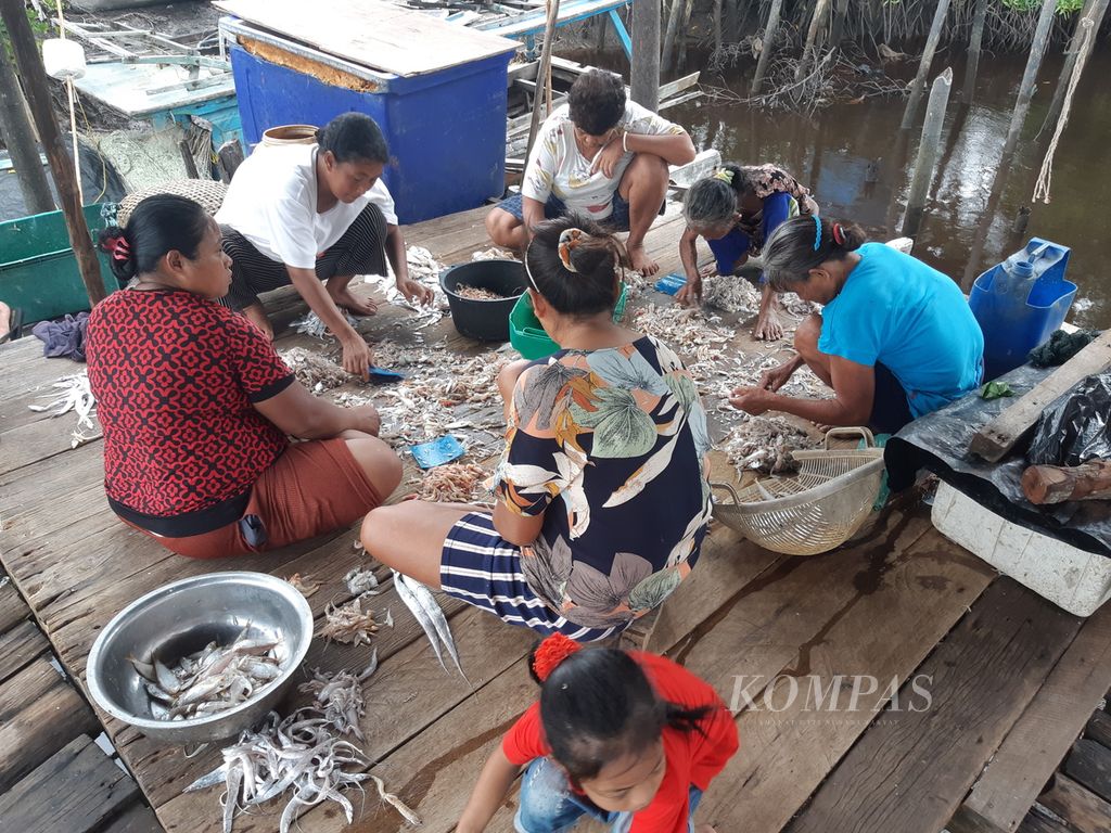 Warga Suku Asli memilah hasil laut yang ada di bibir pantai yang ada di Desa Teluk Pambang, Bengkalis, Riau, Rabu (10/7/2024). Menjadi nelayan adalah salah satu mata pencarian dari warga Suku Asli yang bermukim di pesisir pantai.