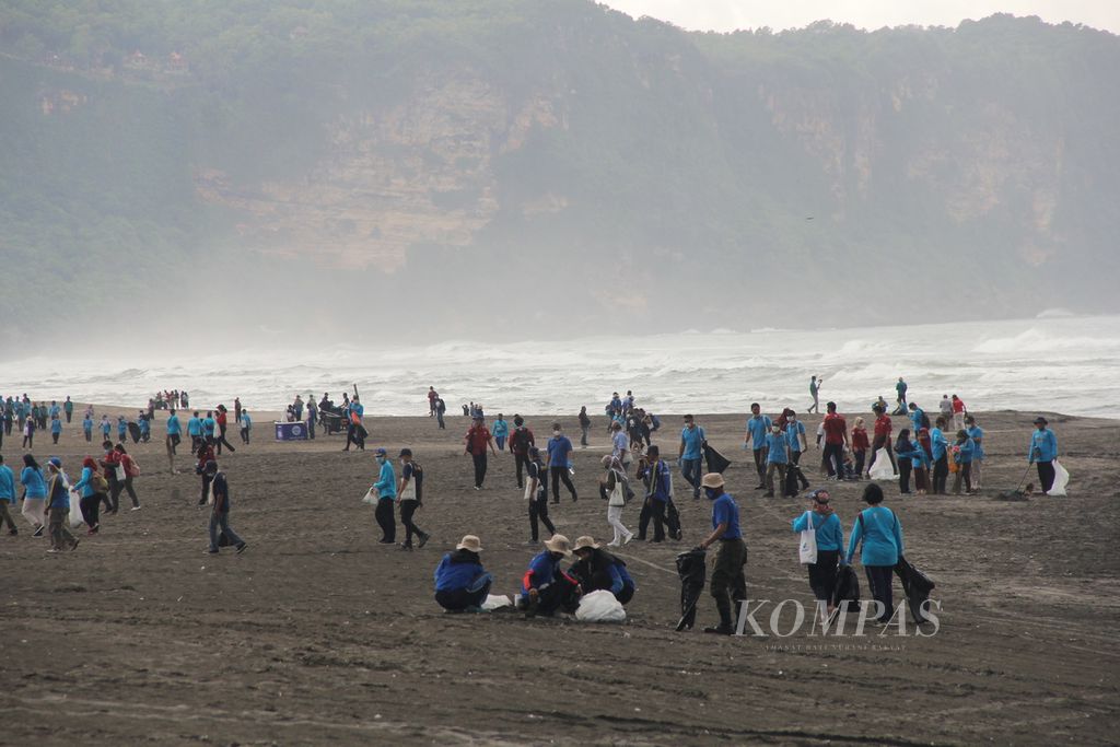 Sejumlah warga mengumpulkan sampah di Pantai Parangkusumo, Kabupaten Bantul, Daerah Istimewa Yogyakarta, Jumat (28/1/2022). 