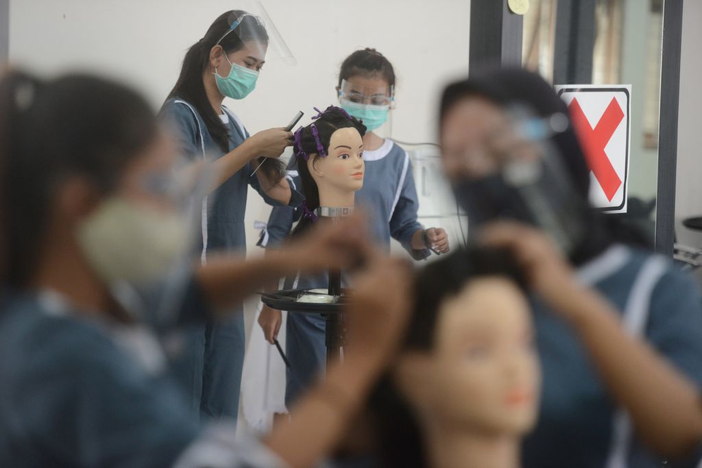 Murid jurusan tata kecantikan rambut mengikuti Pembelajaran Berbasis Proyek tentang tata rambut di SMK Negeri 4 Surakarta, Solo, Jawa Tengah, Senin (12/10/2020). Pelatihan selama tiga hari tersebut digelar melalui kerja sama antara sekolah itu dan produsen produk kecantikan L'Oreal. 