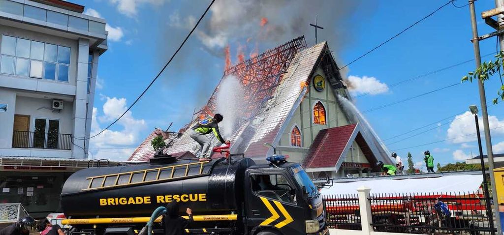 Gereja Kalimantan Evangelis (GKE) Maranatha terbakar di Kota Palangka Raya, Kalimantan Tengah, Selasa (24/9/2024). Petugas berjibaku untuk memadamkan api.