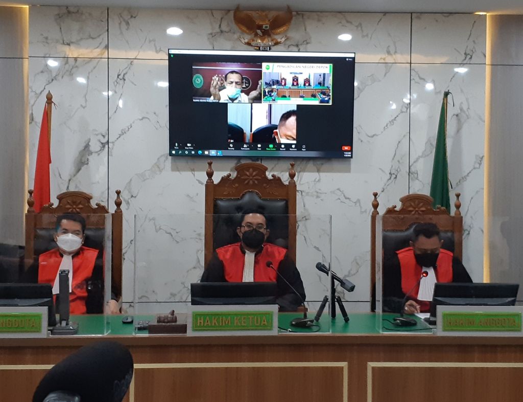 Sidang pembacaan putusan pengadilan terhadap Lukas Lucky Ngalngola di Pengadilan Negeri Depok, Jawa Barat, Kamis (20/1/2022), dipimpin Ahmad Fadil dan dua hakim anggota, Fausi dan Andi Musyafir. 