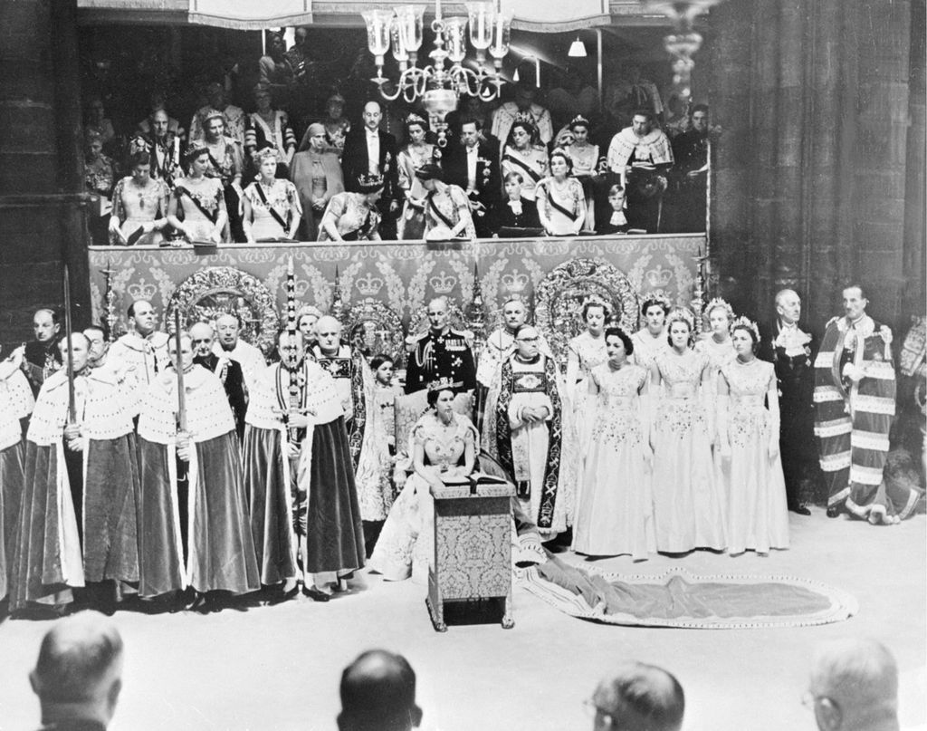 Arsip foto pada 2 Juni 1953 menampilkan Ratu Elizabeth II (tengah) duduk di Westminster Abbey saat penobatannya sebagai ratu. Elizabeth telah bertakhta sejak berusia 25 tahun dan menjadi anggota Kerajaan Inggris yang paling lama bertakhta dalam sejarah, yakni 70 tahun pada 2022. 