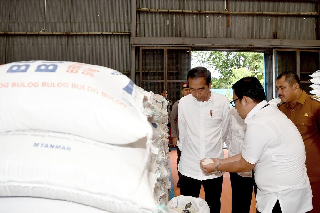 Presiden Joko Widodo mengunjungi kompleks Pergudangan Bulog Manggis, Kabupaten Bungo, Kamis (4/4/2024), untuk meninjau langsung ketersediaan beras. Dalam kunjungannya, Presiden Jokowi berdialog dengan warga penerima manfaat. 