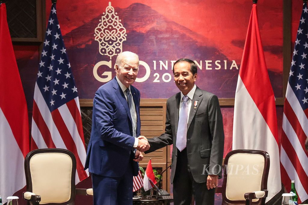 Presiden Joko Widodo melakukan pertemuan bilateral dengan Presiden Amerika Serikat Joe Biden (kiri) di sela-sela Konferensi Tingkat Tinggi G20 di Nusa Dua, Bali, Senin (14/11/2022). Pertemuan bilateral ini adalah pertemuan perdana pemimpin negara di ajang KTT G20. 