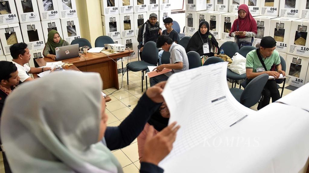 Petugas Panitia Pemilihan Kecamatan (PPK) melakukan rekap suara Pemilu 2019 di Kantor Kecamatan Kebon Jeruk, Jakarta Barat, Jumat (3/5/2019).