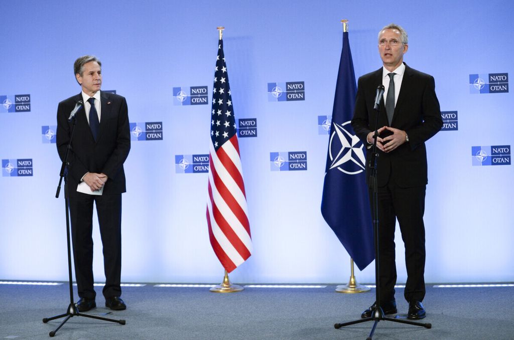 Sekjen NATO Jens Stoltenberg (kanan) dan Menlu AS  Antony Blinken berpidato dalam konferensi media di Brussels, Belgia, 14 April 2021.