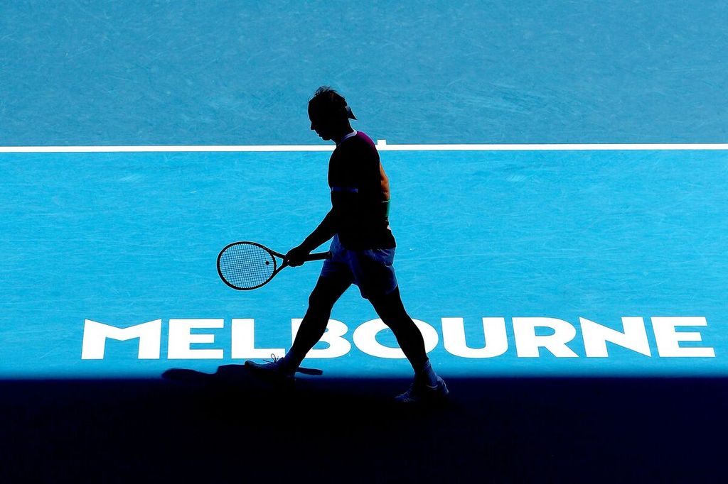 Petenis Spanyol, Rafael Nadal, bersiap melakukan <i>serve</i> saat bertanding melawan Adrian Mannarino dari Perancis pada hari ketujuh kejuaraan tenis Australia Terbuka di Melbourne, Australia, 23 Januari 2022. 