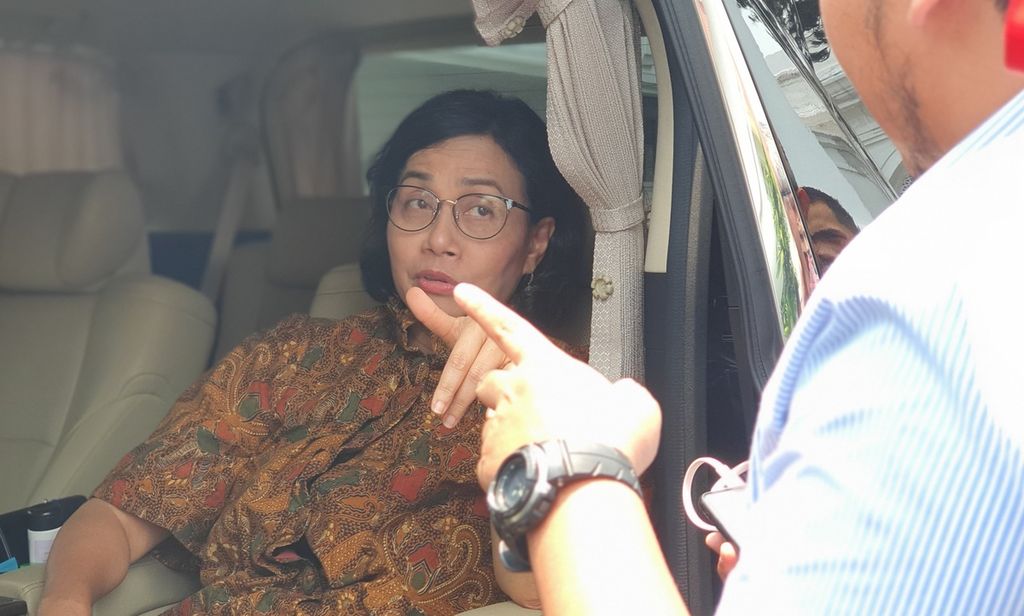 Menteri Keuangan Sri Mulyani Indrawati memberikan keterangan seusai mengikuti rapat tertutup terkait pengetatan arus impor barang di Istana Merdeka, Jakarta, Jumat (6/10/2023). 