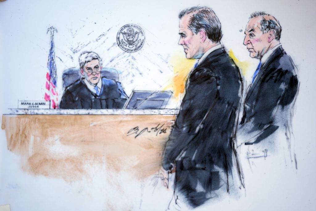 Sketsa suasana pengadilan ini memperlihatkan Hunter Biden (tengah), putra Presiden AS Joe Biden, hadir di persidangan bersama pengacaranya, Abbe Lowell (kanan), di depan hakim Mark C Scarsi (kiri) di pengadilan federal di Los Angeles, AS, Kamis (11/1/2024). 