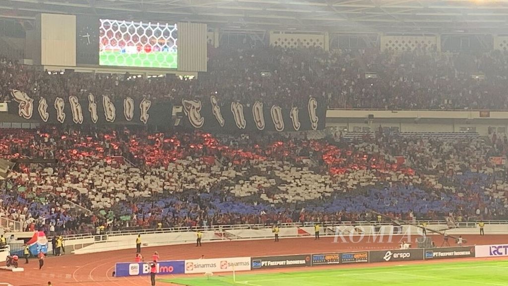 Suporter Indonesia di tribune timur membentuk koreografi bendera merah putih biru menyerupai bendera Belanda, Kamis (21/3/2024). Ini terkait dengan komentar pemain timnas Vietnam yang menyindir Indonesia memainkan banyak pemain naturalisasi asal Belanda.