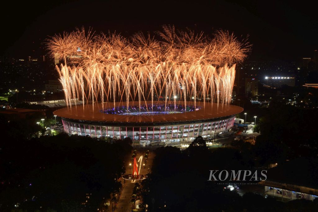 Pesta kembang api di atas langit Stadion Gelora Bung Karno, Jakarta memeriahkan pembukaan Asian Games 2018, Sabtu (18/8/2018). Asian Games merupakan salah satu event yang dapat dikemas sebagai kegiatan industri olahraga.