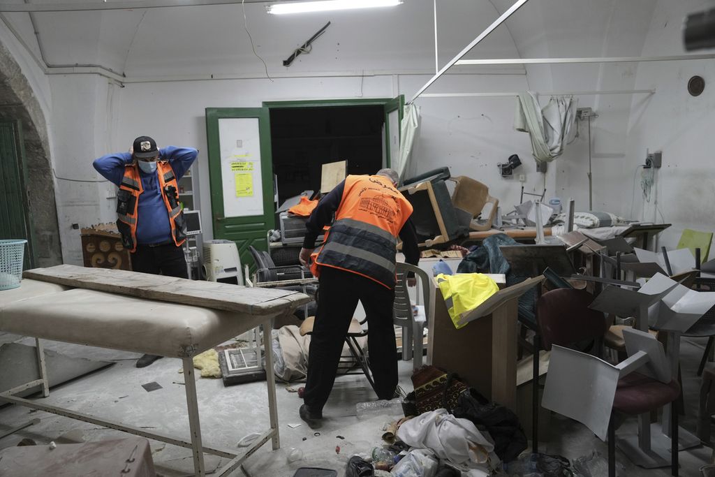 Sejumlah warga Palestina sedang membersihkan ruangan yang berantakan setelah penggerebekan polisi Israel di kompleks Masjid Al-Aqsa di Kota Tua Yerusalem, Rabu (5/4/2023). Media Palestina melaporkan polisi menyerang jamaah Palestina dan ini menimbulkan kekhawatiran akan terjadinya kerusuhan ketika hari raya Islam dan Yahudi tumpang tindih.