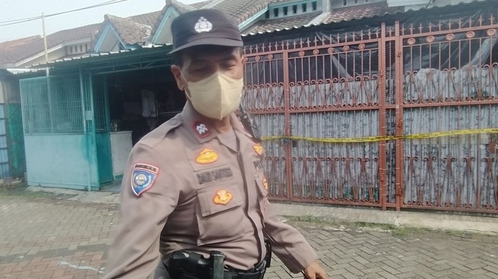 Petugas kepolisian mendatangi lokasi kejadian ditemukannya satu keluarga yang meninggal di kompleks Citra Garden 1, Kalideres, Jakarta Barat, Senin (14/11/2022).