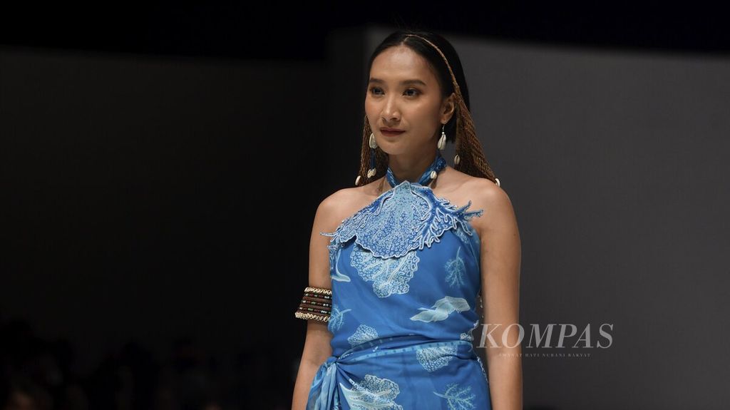 Model membawakan busana koleksi Ghea Resort by Amanda & Janna dalam Indonesia Fashion Week (IFW) 2023 di Jakarta Convention Center, Jakarta, Jumat (24/2/2023). Koleksi tersebut mengusung tema ”Save the Coral Reefs”.