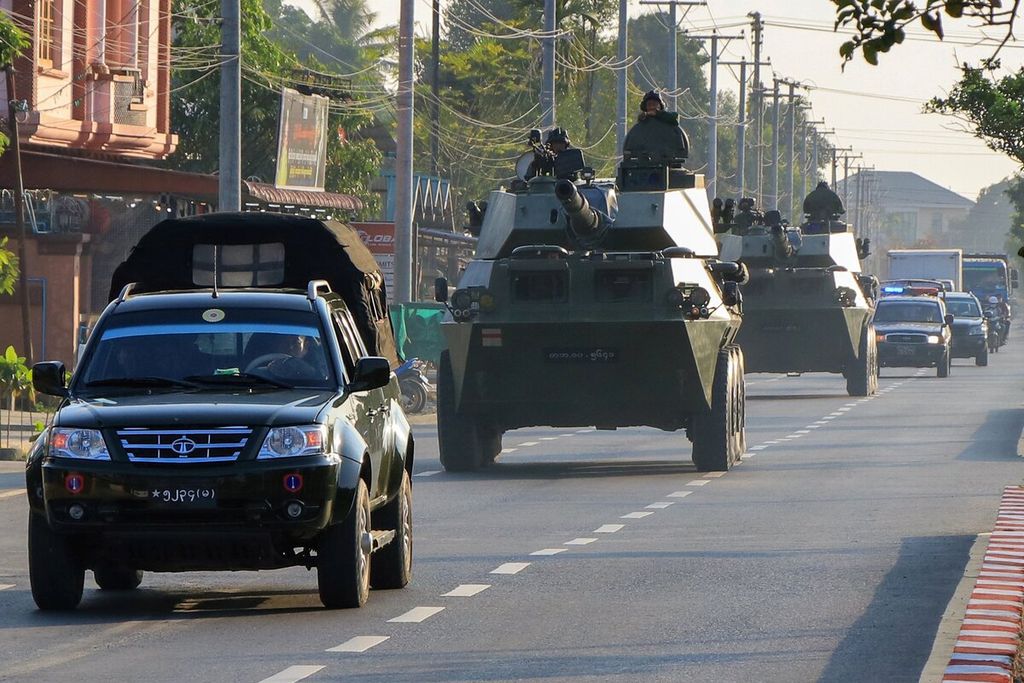 Konvoi tentara Myanmar yang mengendarai kendaraan lapis baja di wilayah negara bagian Kachin, Rabu (3/2/2021). Militer Myanmar meningkatkan penjagaan setelah kudeta militer pada awal pekan ini. 