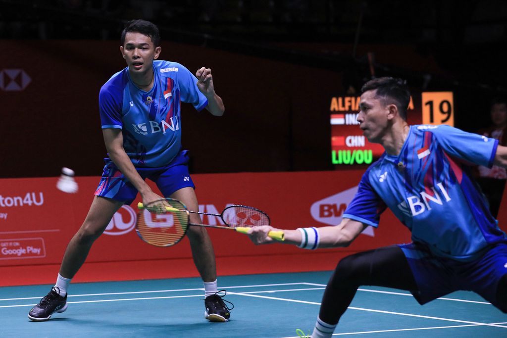 Ilustrasi : Fajar Alfian/Muhammad Rian Ardianto disingkirkan Liu Yu Chen/Ou Xuan Yi (China) pada semifinal turnamen bulu tangkis Final BWF World Tour. Di Nimibutr Arena, Bangkok, Thailand, mereka kalah 20-22, 21-11, 19-21.