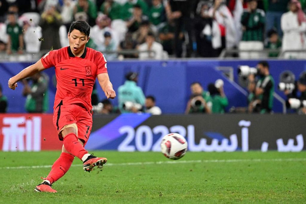 Gelandang Korea Selatan, Hwang Hee-chan, mencetak gol penentu kemenangan saat adu penalti pertandingan babak 16 besar Piala Asia 2023 antara Arab Saudi dan Korea Selatan di Stadion Al Rayyan, Qatar, Selasa (30/1/2024). Korsel menang 4-2 melalui drama adu penalti setelah hasil imbang, 1-1.