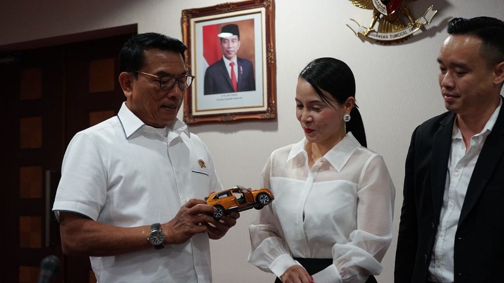 Kepala Staf Kepresidenan Moeldoko saat bertemu Deputy CEO VinFast Global Bui Kim Thuy di Gedung Bina Graha, Kompleks Istana Kepresidenan, Jakarta, Selasa (10/10/2023).